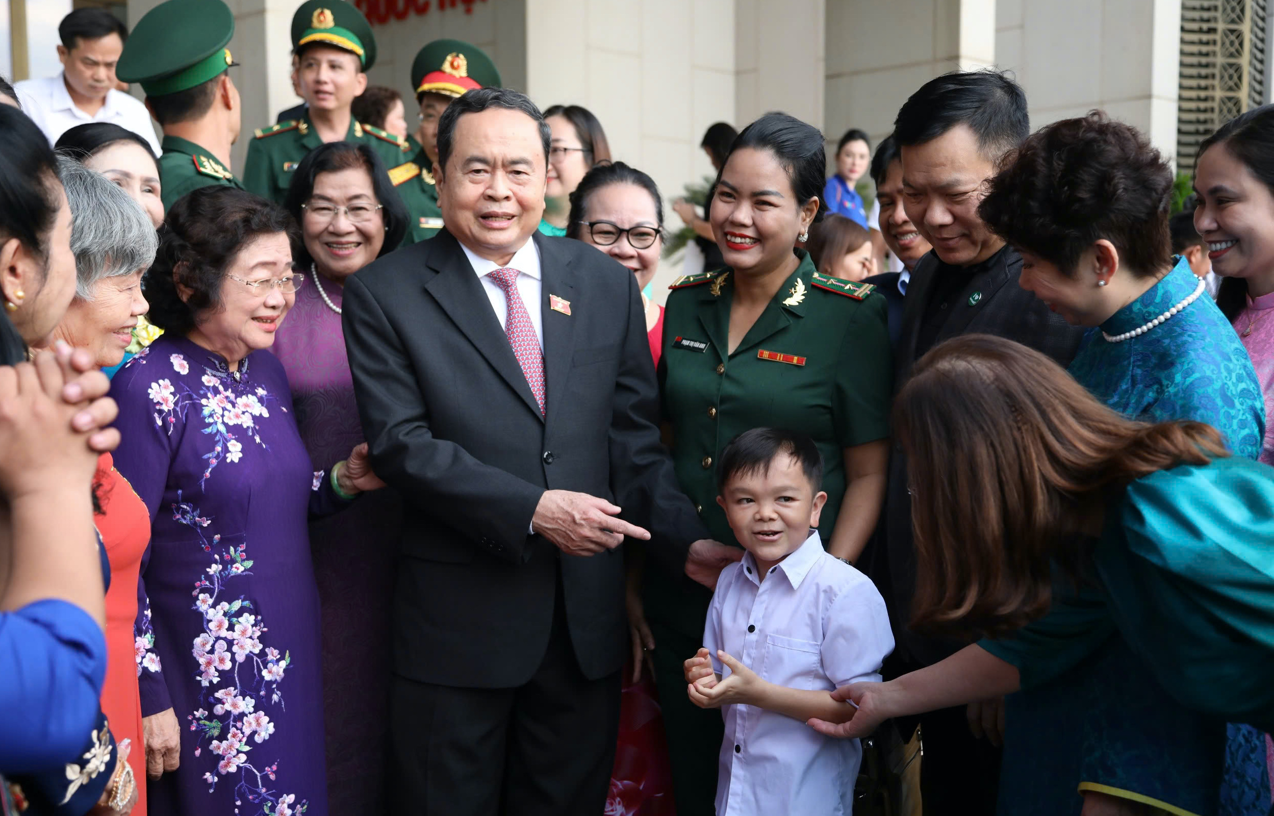 Chủ tịch Quốc hội Trần Thanh Mẫn gặp mặt tập thể, cá nhân nhận giải thưởng Vừ A Dính